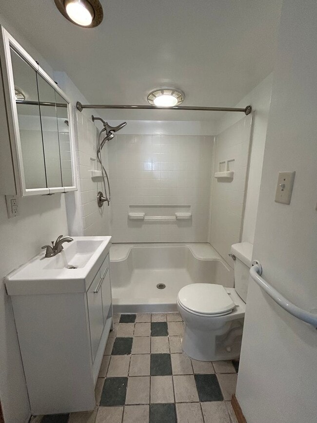 Building Photo - Nice-sized 2-bedroom 1-bath home with a large back yard.