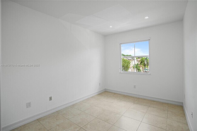 Building Photo - 3708 NE 22nd Pl