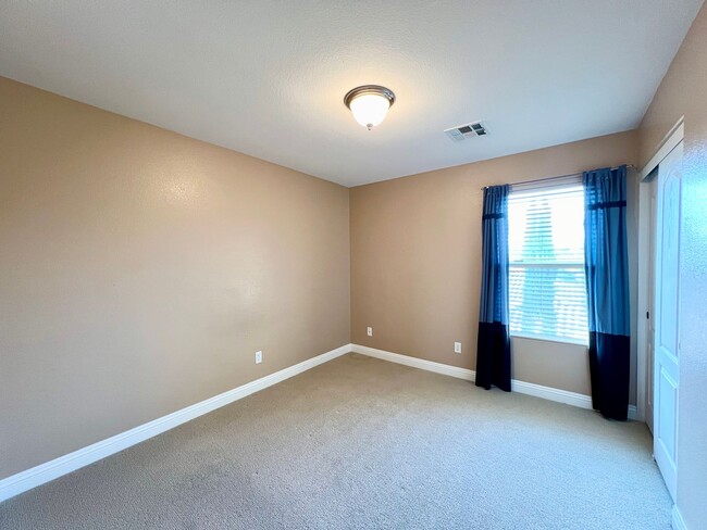 Building Photo - MOVE-IN SPECIAL! BEAUTIFUL 3 BEDROOM SUMME...