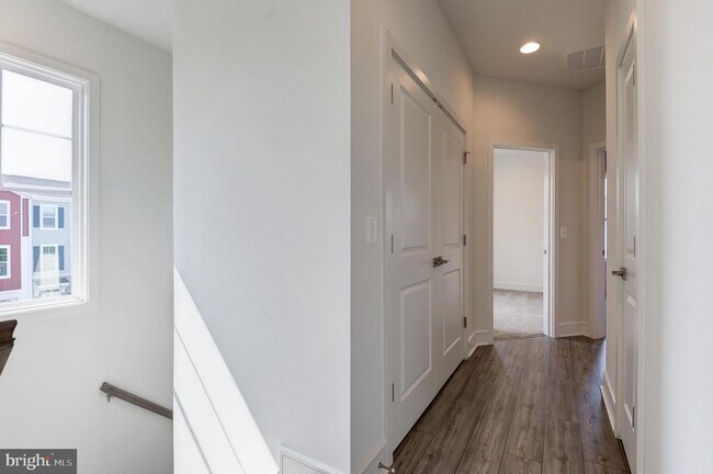 Building Photo - 135 Wake Robin Ct