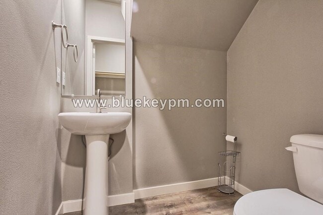 Building Photo - 3 Bed, 2.5 Bath Townhome in Orchards by Pr...