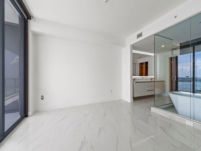 Building Photo - 700 NE 24th St