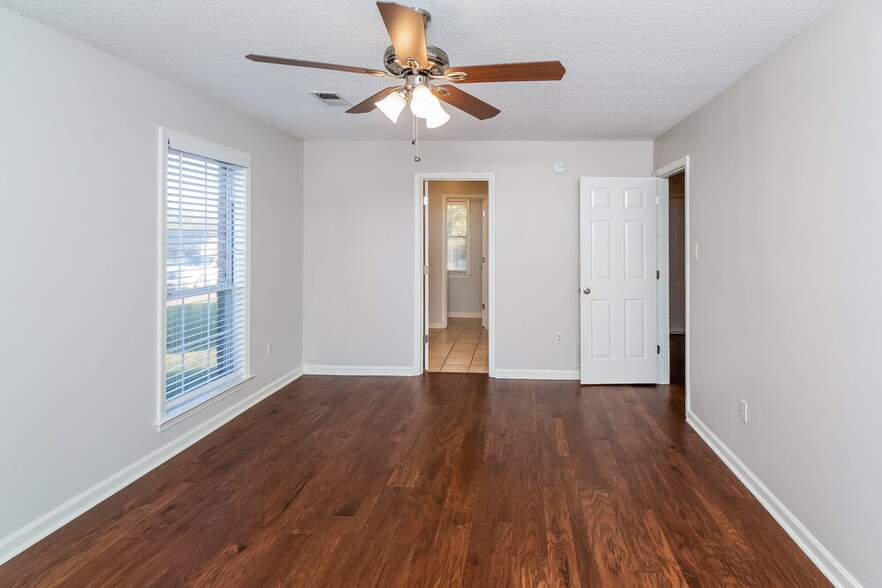 Building Photo - 5996 Southbend Ln