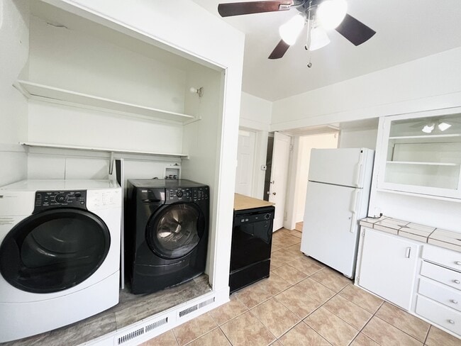 Building Photo - 925 Wilson Ave S