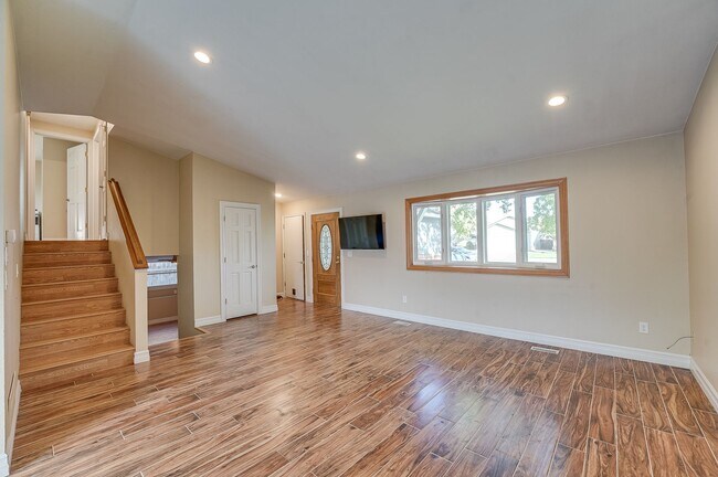 Building Photo - Cute 3 Bedroom 2 Bathroom Home