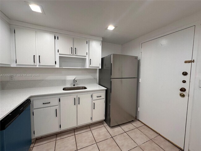Building Photo - 2025 NE 164th St