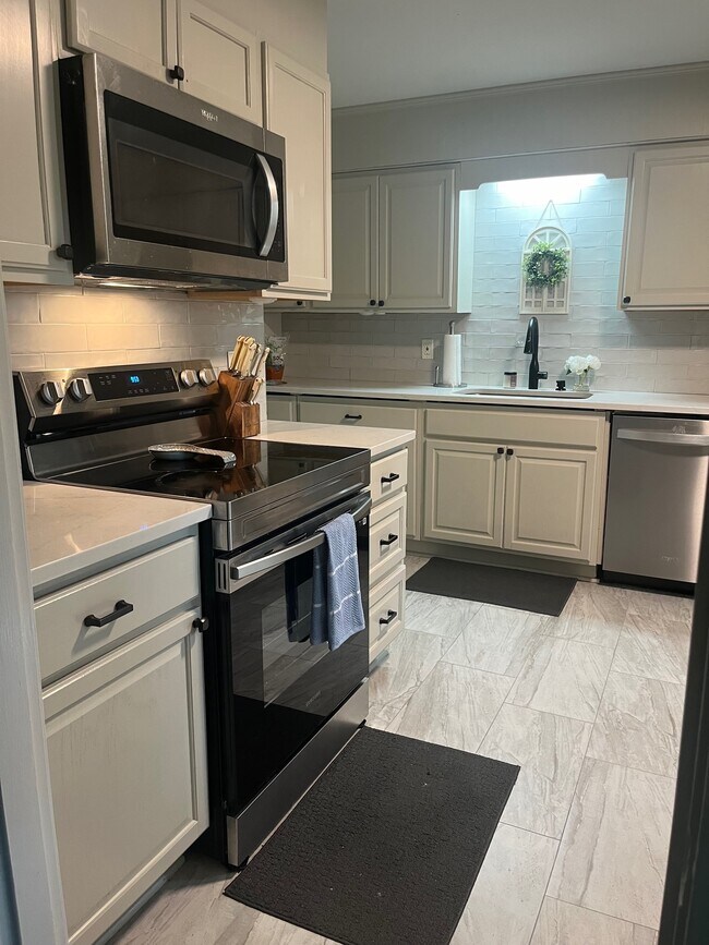 Building Photo - 2202 Idlewood Dr