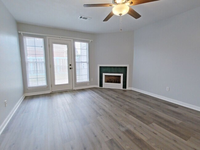 Building Photo - Updated 2 bed-2 bath townhome available NOW