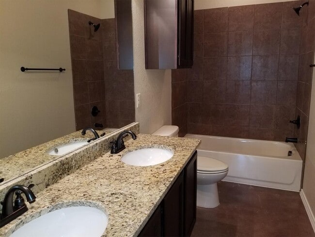 Building Photo - *COMING SOON* High Ceilings, Fenced Yard & 2-Car Garage – New Braunfels Living!