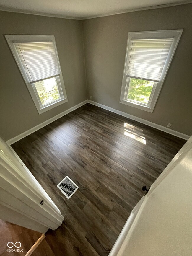 Building Photo - 894 N Gladstone Ave