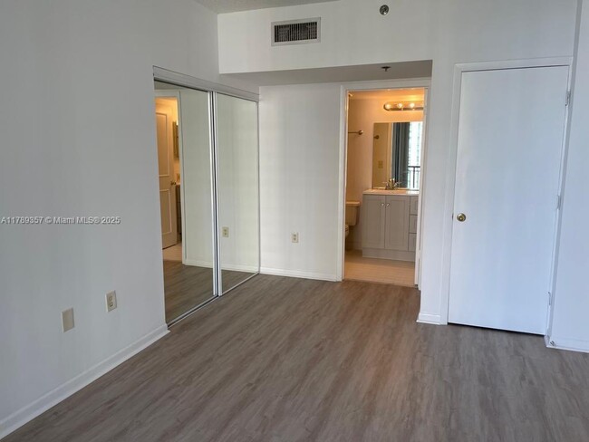 Building Photo - 540 Brickell Key Dr