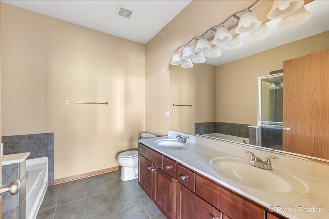 Building Photo - 2215 Aurora Dr