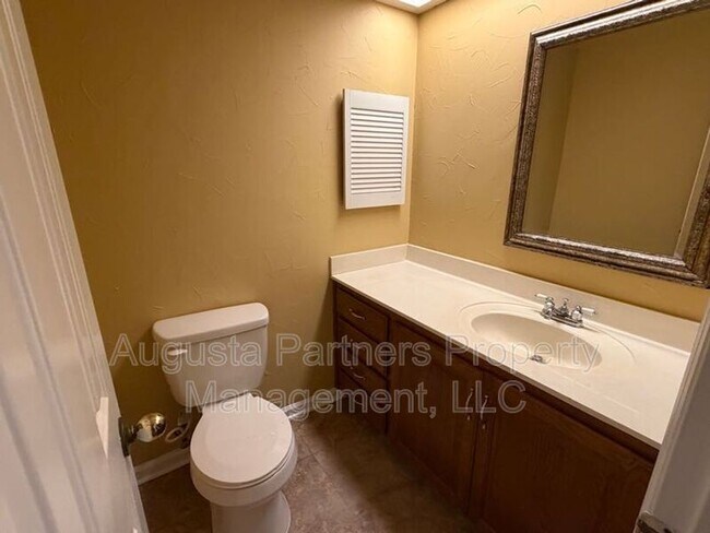 Building Photo - 3148 Vlg W Dr
