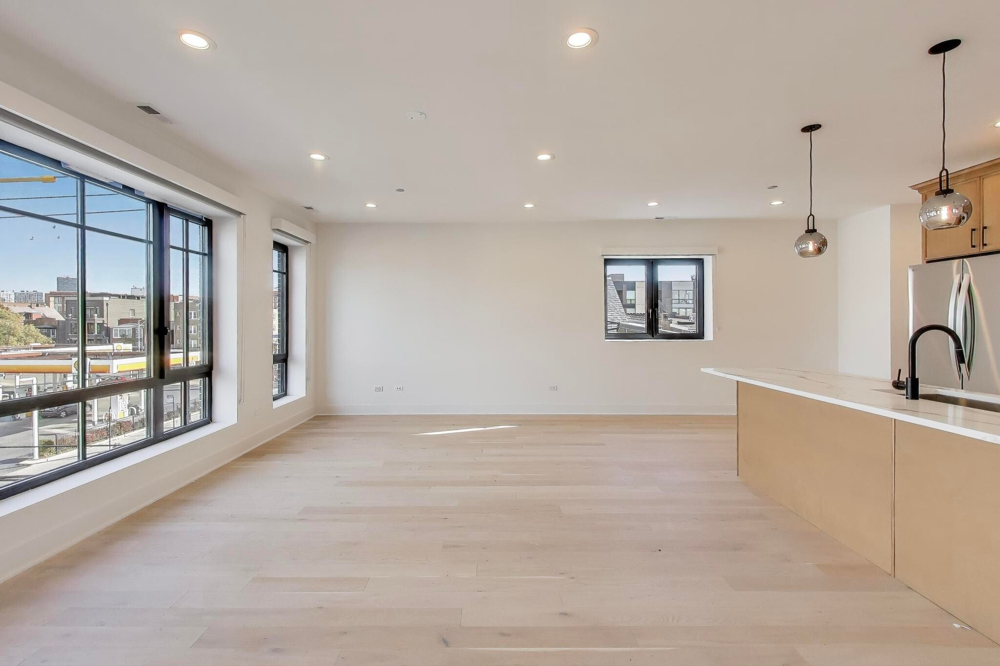 Building Photo - 1619 W Lawrence Ave