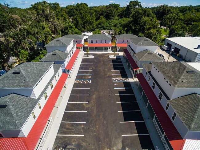 Building Photo - The Reef Townhome NOW LEASING FOR FALL 2026!