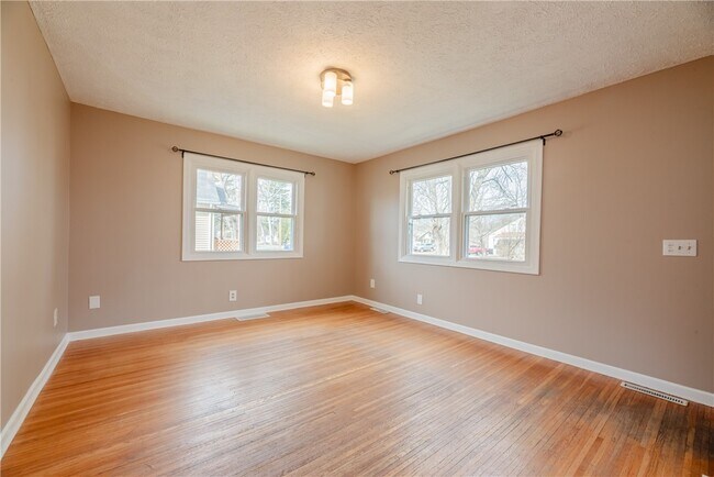 Building Photo - 133 River Meadow Dr