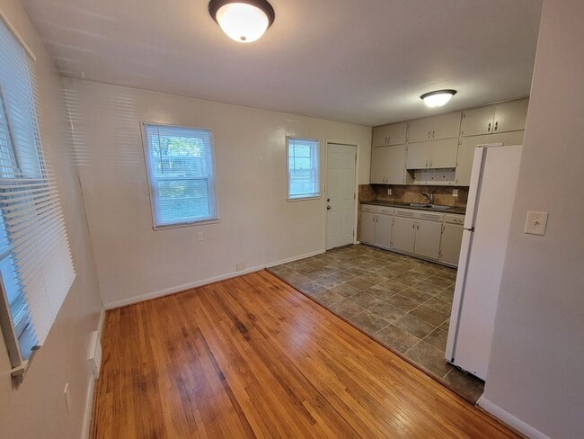 Building Photo - SPACIOUS TWO BEDROOM ONE BATH DUPLEX!! GREAT AMENITIES, LOCATION, AND PRICE!