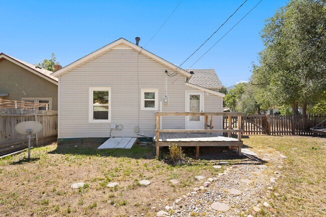 Building Photo - 1704 W Cucharras St