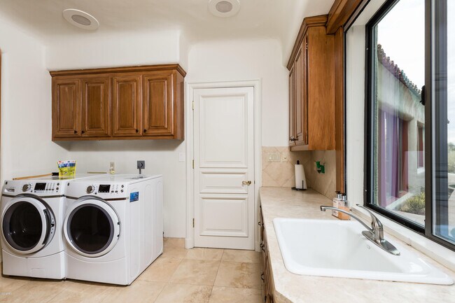 Building Photo - 7421 N Las Brisas Ln