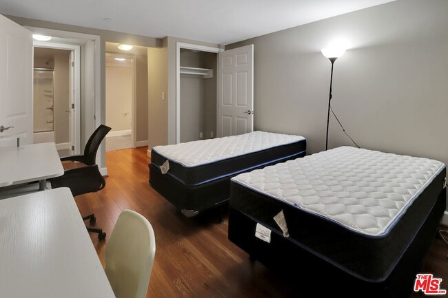 Building Photo - 10982 Roebling Ave