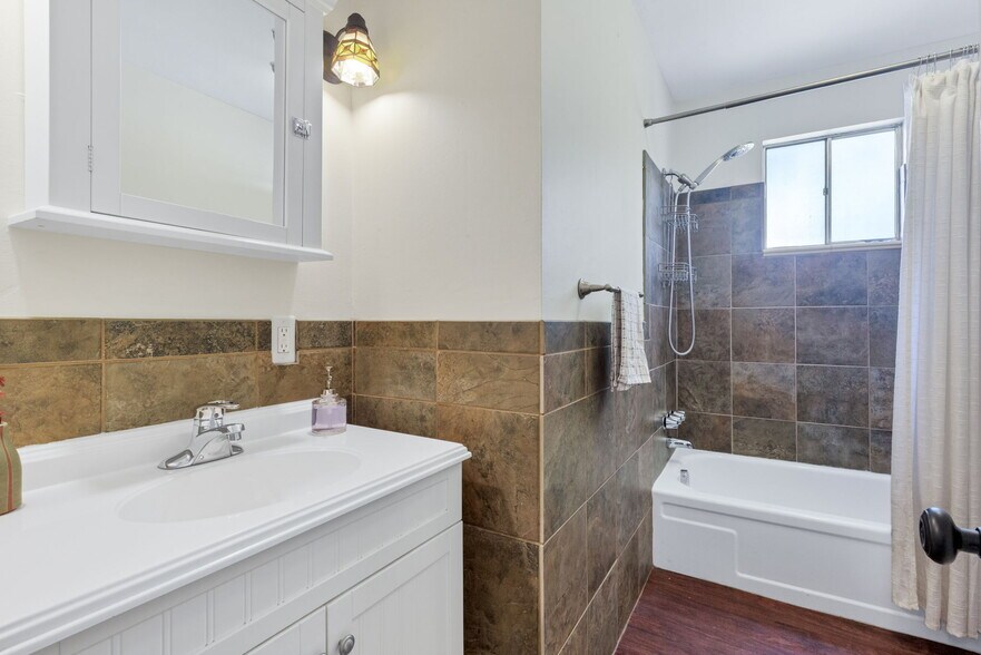 Building Photo - 1137 E 12th Ave