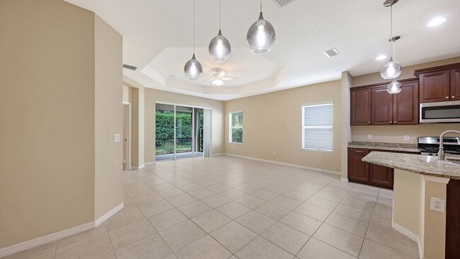 Building Photo - 2/2 plus den/office Villa in with a 2 car garage