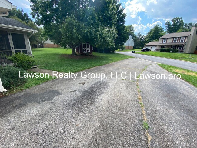 Building Photo - Spacious Hollins Four Bedroom w/ Finished Basement