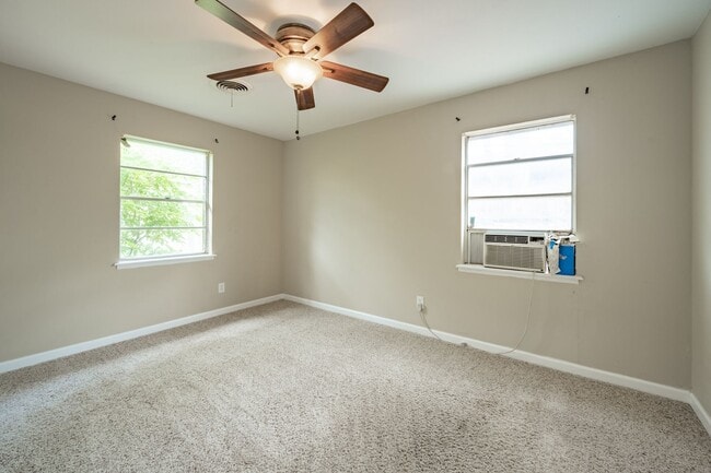 Building Photo - 3 bed 2 bath Near school/park