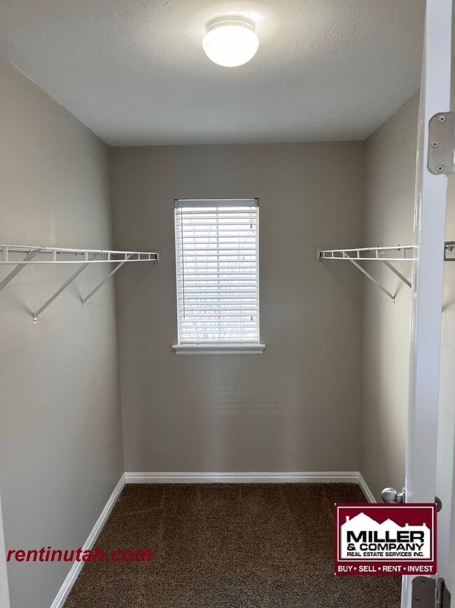 Building Photo - Beautifully updated townhouse in Riverton!