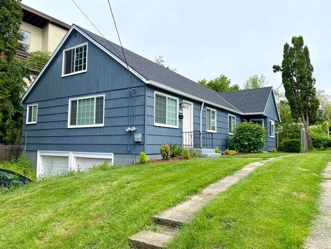 Building Photo - Beautiful Townhouse with Fenced Yard, Gara...