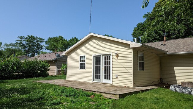 Building Photo - 810 Maplepark Dr