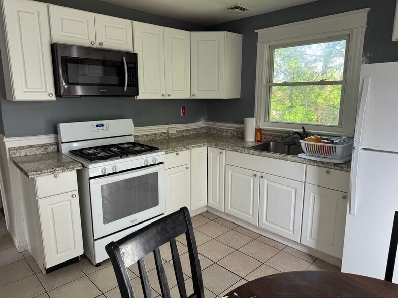 Building Photo - 9 Bartlett St