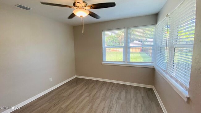 Building Photo - 914 N Wild Olive Ave