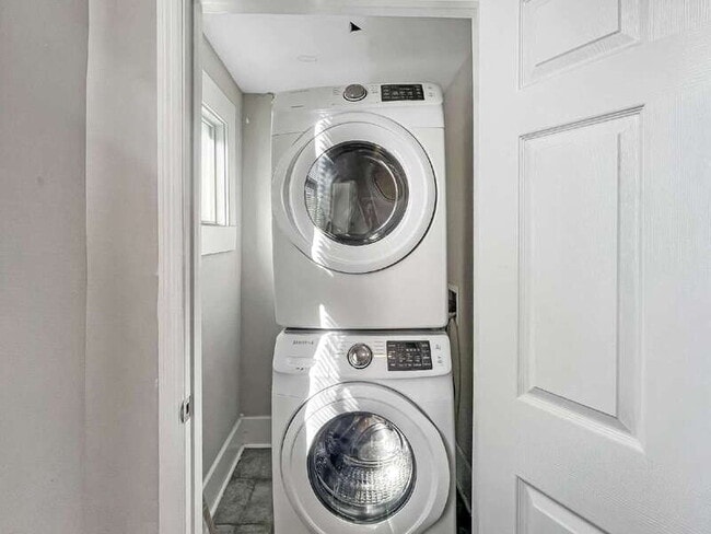 Building Photo - 1012 E Park Ave