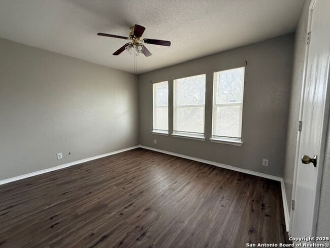 Building Photo - Super Clean & Move-In Ready! 3 Bed, 2.5 Ba...