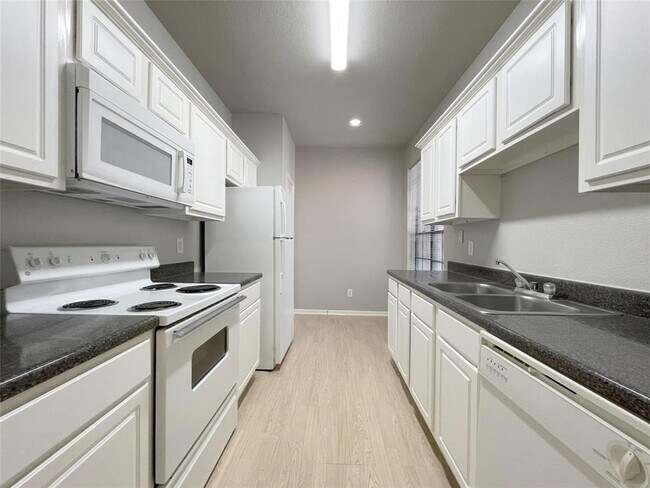 Building Photo - 2255 Braeswood Park Dr