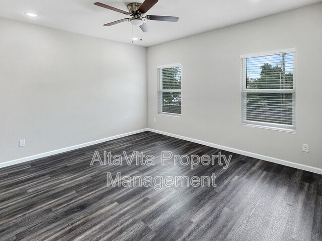 Building Photo - 3213 Chenault St
