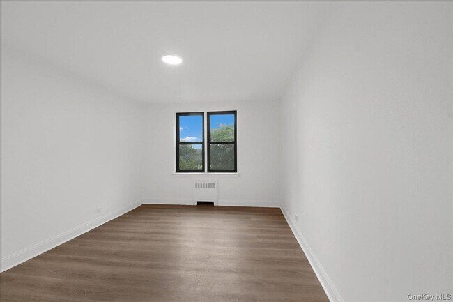Building Photo - 3840 Greystone Ave