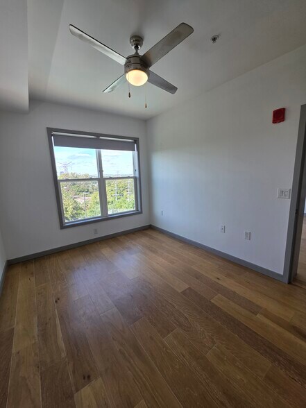 Bedroom Main - 400 Herron Dr