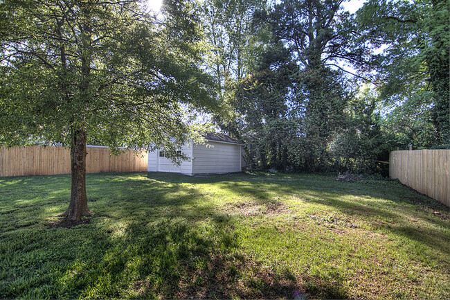 Building Photo - Stunning Ranch Minutes From Uptown.