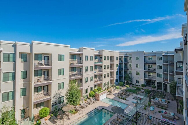 Building Photo - 777 E Stella Ln