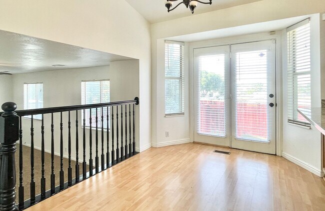 Building Photo - Lovely Sandy Home in Well Kept Neighborhood!