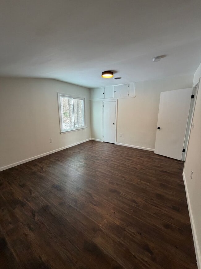 Building Photo - Beautifully Renovated 3/2 in Huge Lot