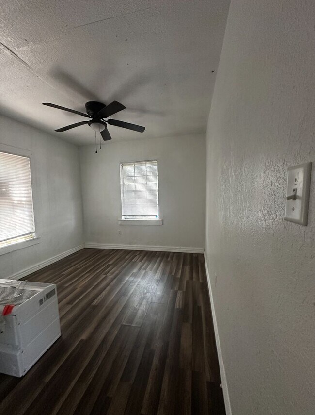 Building Photo - 3 bedroom/1 bathroom House In Copperas Cove