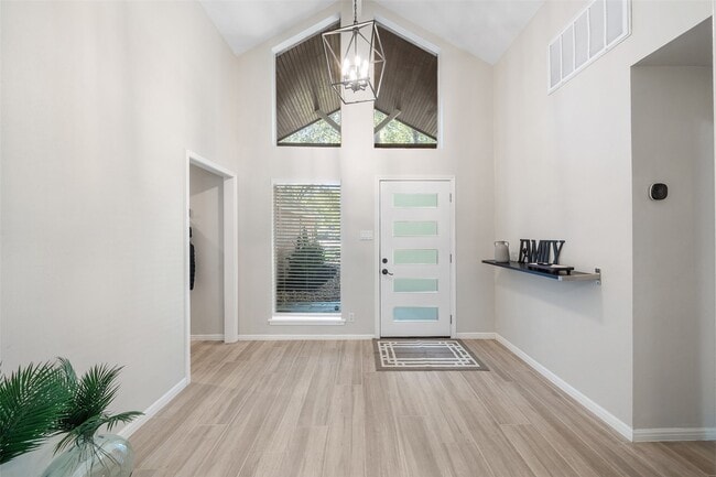 Primary Photo - 1912 Foxtail Pl