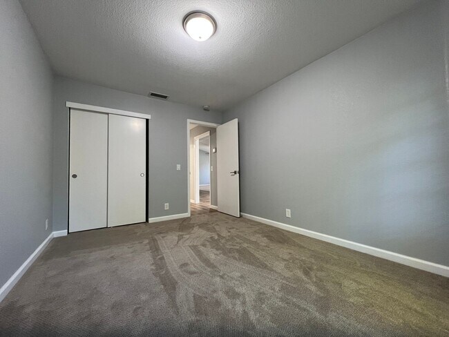 Building Photo - Beautiful 3 Bedroom Home in Roseville