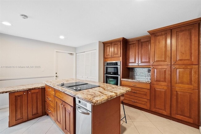 Building Photo - 9340 NW 48th Doral Terrace