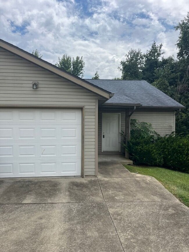 Building Photo - 3 bedroom, 2 bathroom duplex on Bloomingto...