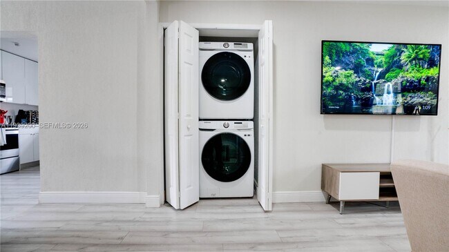 Building Photo - 5157 NE 6th Ave