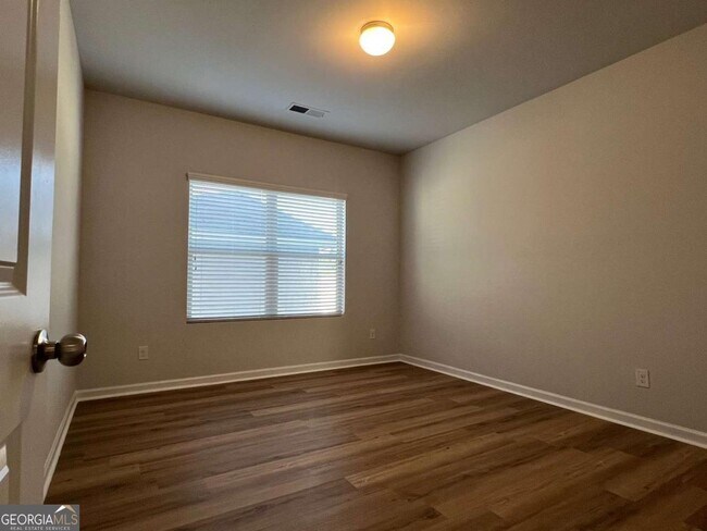 Building Photo - 370 Broadmoor Dr